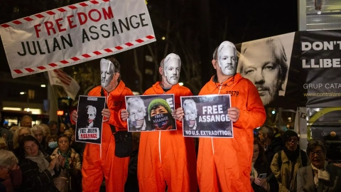 Unos manifestantes con unas caretas durante una concentración por la libertad de Julian Assange, frente al Consulado británico, a 20 de febrero de 2024, en Barcelona, Catalunya (España).