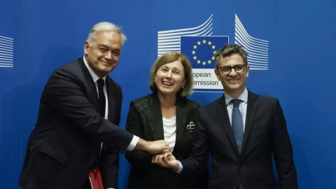 González Pons, Félix Bolaños y Vera Jourova, vicepresidenta de la Comisión Europea, se reúnen para firmar un acuerdo en Bruselas, a 25 de junio de 2024.