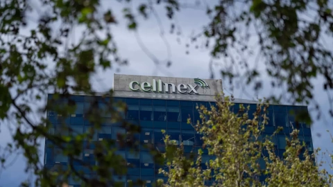 El logo de Cellnex Telecom, en su sede en Barcelona. E.P./David Zorrakino