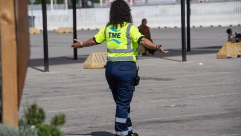 Una trabajadora del puesto de control de pasaportes en el puerto de Algeciras, a 13 de junio de 2024, en, Cádiz, Andalucía.