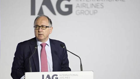 El consejero delegado de IAG, Luis Gallego, durante su intervención en la junta de accionistas del 'holding' de aerolíneas, en Madrid. EFE/ Luis Miguel González/IAG