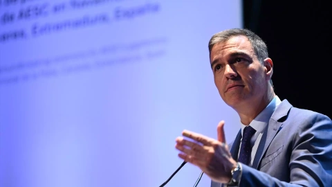 El presidente del Gobierno, Pedro Sánchez, preside el acto de colocación de la primera piedra de la factoría de Envision, a 8 de julio de 2024, en Navalmoral de la Mata, Cáceres, Extremadura (España).
