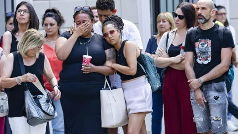 Este mediodía se realizó frente al Ayuntamiento de Sabadell (Barcelona) una concentración y un minuto de silencio por la muerte de una mujer ayer en Sabadell asesinada por su expareja.