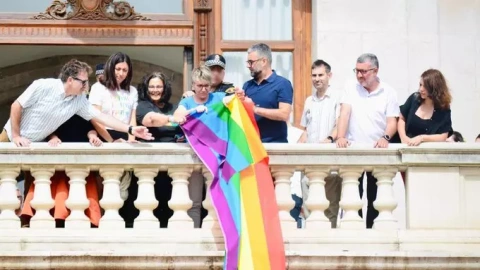 Momento en el que Compromís intenta colgar una bandera LGTBI+ en el balcón del Ayuntamiento de València y la Policía la quita.