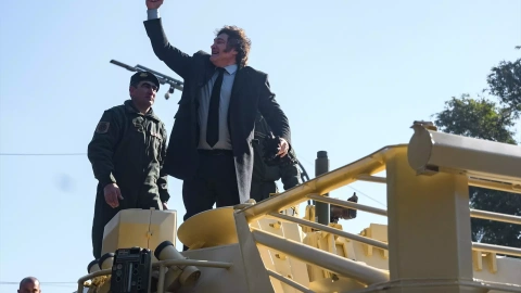 El presidente argentino Javier Milei sube a un tanque militar durante un desfile militar para celebrar el Día de la Independencia. Imagen de archivo.