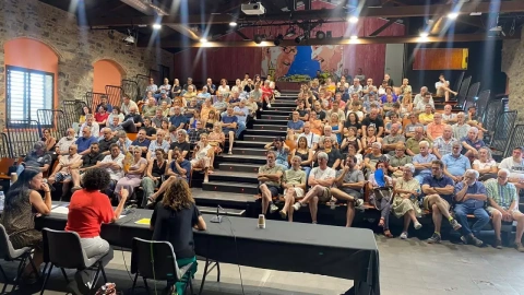 30/07/2024 -Imatge d'una de les assemblees territorials d'ERC per debatre el preacord amb el PSC per investir Salvador Illa, amb Marta Rovira al centre.