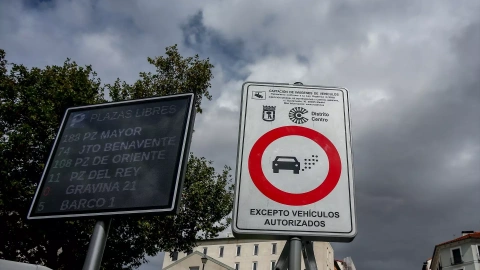 22 de septiembre de 2021.Una señal de tráfico que marca la Zona de Bajas Emisiones de Especial Protección cuando entró en vigor en septiembre de 2021.