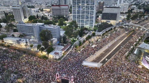 Miles de personas participan en una protesta este sábado, contra el Gobierno del primer ministro, Benjamín Netanyahu, en la plaza de la Democracia de Tel Aviv (Israel).