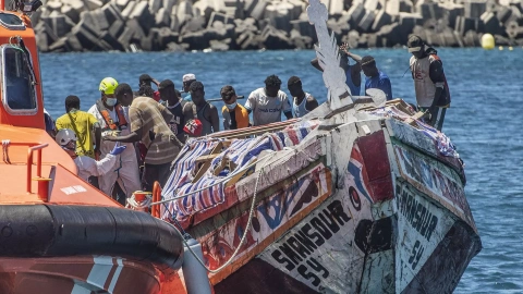 30/08/2024 Varias personas migrantes desembarcan de una de los botes precarios que han llegado durante esta semana a las Islas Canarias. Foto de archivo.