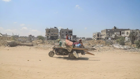 30 de agosto de 2024. Un grupo de palestinos reunidos para inspeccionar los daños tras un ataque israelí terrestre, el 30 de agosto de 2024.