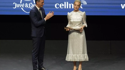 La presidenta del Consejo Asesor de la Fundación Anticorrupción Navalni, Yulia Navalnaya, recibe el galardón Internacional de manos del presidente del Gobierno Pedro Sánchez.