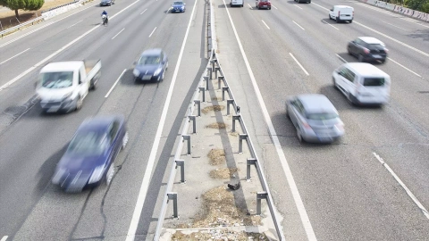 01/09/2024 Varios vehículos en la autovía A-3, en Madrid. Foto de archivo.
