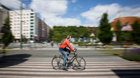 Una persona monta en bicicleta, a 16 de junio de 2020. (Archivo).