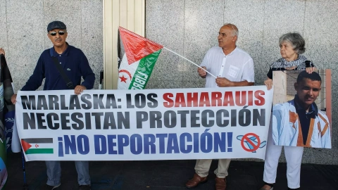 Varias personas apoyan con pancartas a los saharauis retenidos en la Terminal T1 del Aeropuerto Adolfo Suárez-Madrid Barajas.