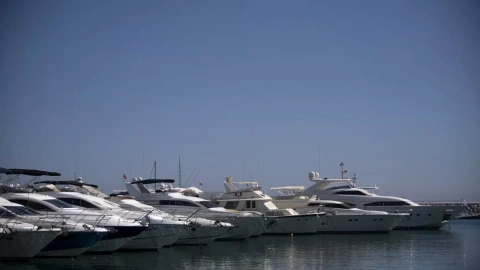 Yates amarrados en Puerto Banus, en Marbella, (Málaga). AFP/Jorge Guerrero