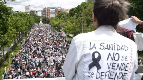 Cientos de personas durante una manifestación para defender la sanidad pública, en Madrid