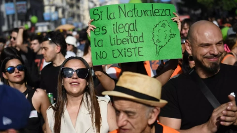 Varias personas durante la Marcha Mundial de la Marihuana 2024, a 11 de mayo de 2024, en Madrid (España). Imagen de archivo.