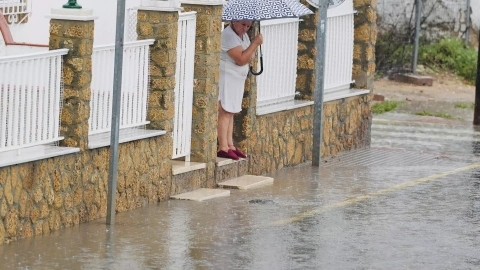 Fuertes lluvias en una carretera de Sevilla.