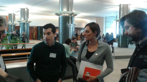 El teniente Luis Gonzalo Segura con la eurodiputada de Podemos Lola Sánchez. C.C.