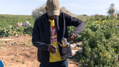 Madou comparte un té en un asentamiento en Lepe.