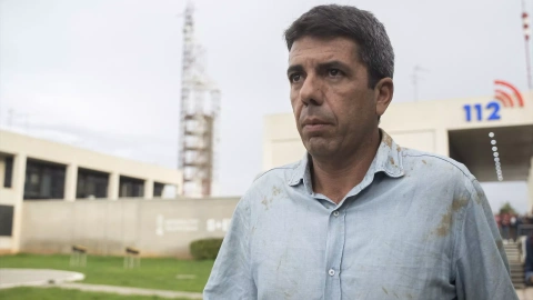 El presidente de la Generalitat valenciana, Carlos Mazón, durante su visita al centro del 112, a 3 de noviembre de 2024, en Valencia, Comunidad Valenciana (España).