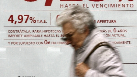 En la imagen, una oficina bancaria ofrece un producto financiero para las hipotecas.