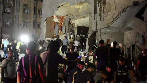 La gente se reúne frente a un edificio dañado después de un ataque militar israelí en Beirut, Líbano, a 10 de octubre de 2024.