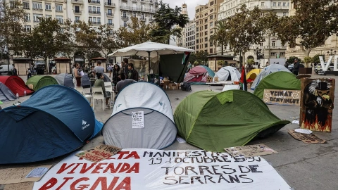Tiendas de campaña con carteles durante la acampada de vivienda en la Plaza del Ayuntamiento de València.