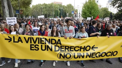 Miles de personas se manifiestan en Madrid para pedir una solución a la crisis de la vivienda.