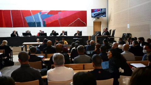 Vista del medio de centenar de acusados (de espaldas) en el juicio del 'caso Pélicot', por haber agredido sexualmente y durante toda una década a Gisèle Pélicot, drogada por su exesposo, Dominique Pélicot, en Aviñón (Francia). AFP/Christoph