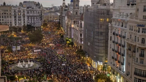 Miles de personas se manifiestan en protesta por la gestión de la dana y con el lema "Mazón dimisión", en alusión al president de la Generalitat.