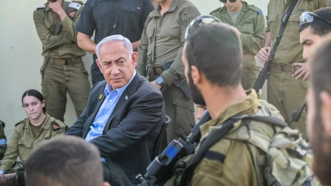 El primer ministro israelí, Benjamin Netanyahu (izq.), visita la base de entrenamiento de la Brigada Golani de las Fuerzas de Defensa de Israel, a 14 de octubre de 2024.