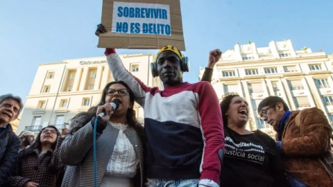 Imagen de archivo de una protesta para pedir la regularización de migrantes frente al Congreso de los Diputados.