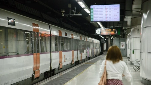 Pasajera en el anden de los trenes de Renfe Rodalies.