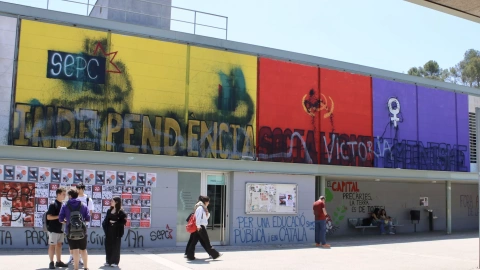 El mural independentista de la plaça Cívica de la UAB que la JEZ ordenar retirar en un termini de 72 hores.