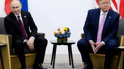 Donald Trump y Vladimir Putin durante la cumbre del G20 en Osaka el 28 de junio de 2019.