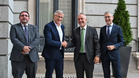 El vicepresidente primero y Consejero de Presidencia e Igualdad del Gobierno de Navarra, Félix Taberna Monzón, saluda al ministro de Política Territorial y Memoria Democrática Ángel Víctor Torres, durante el Pleno del Congreso este martes,