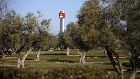 El logo del Banco Santander en una torre de la sede corporativa de la entidad, en la localidad madrileña de Boadilla del Monte. REUTERS/Juan Medina