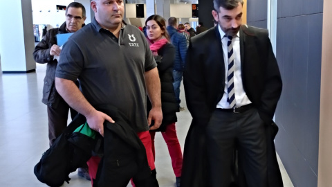 El alcalde de Manchones, Francisco Pardillos Marín, del Par, este lunes en la puerta del juzgado con su abogado, Jorge Toquero