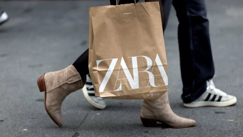 Una mujer con una bolsa de Zara, la principal enseña de Inditex, en la Gran Via de Bilbao. REUTERS/Vincent West