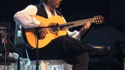 El guitarrista Paco de Lucía durante el concierto que dio anoche en el Mar Muerto israelí. EFE