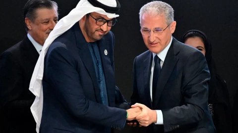 El presidente de la COP28, Sultan Ahmed Al Jaber, pasa el testigo al presidente de la COP29, Mukhtar Babayev, a 11 de noviembre de 2024.
