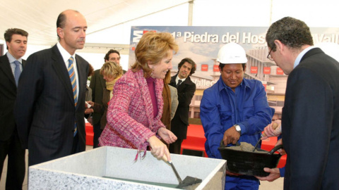 Aguirre coloca la primera piedra del hospital de Vallecas en presencia de Manuel Lamela (izquierda) y Ruiz-Gallardón (de espaldas). EFE