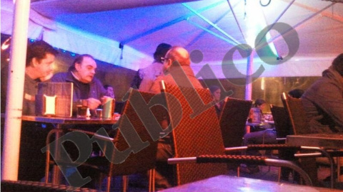 El policía y socio del comisario Villarejo, Antonio Giménez Raso (de frente con bigote), junto con los exdetectives de la agencia Método 3, Julián Peribáñez y Antonio Tamarit., reunidos en Barcelona en 2014 en plena Operación Catalunya. /PÚ