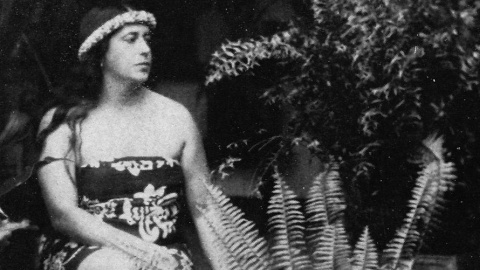 L'escriptora Aurora Bertrana, durant la seva estada a la Polinèsia