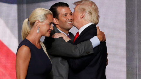 Donald Trump Jr besa a su padre cuando fue nombrado candidato republicano a la Casa Blanca en julio de 2016. /REUTERS