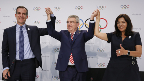 El presidente del COI, Thomas Bach, junto al alcalde de Los Ángeles y la alcaldesa de París. /REUTERS