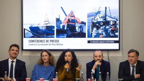 Lamya Essemlali, presidenta de Sea Shepherd Francia, habla en la conferencia de prensa sobre la detención del activista Paul Watson con sus abogados en París, Francia.