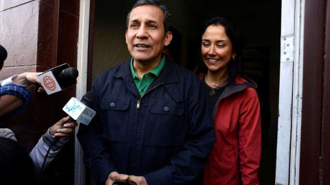 El expresidente de Perú Ollanta Humala abandona junto a su esposa el local de su partido político. | RAÚL GARCÍA PEREIRA (EFE)