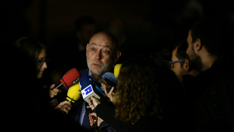 El próximo Fiscal General del Estado, José Manuel Maza, hace unas declaraciones a los periodistas tras una de sus clases en la escuela de negocios ESADE. EFE/Toni Albir
